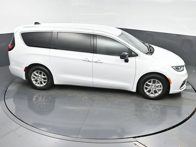 Used 2025 Chrysler Pacifica Select image 34