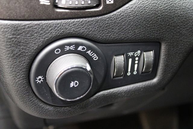 Used 2022 Jeep Cherokee Trailhawk image 18