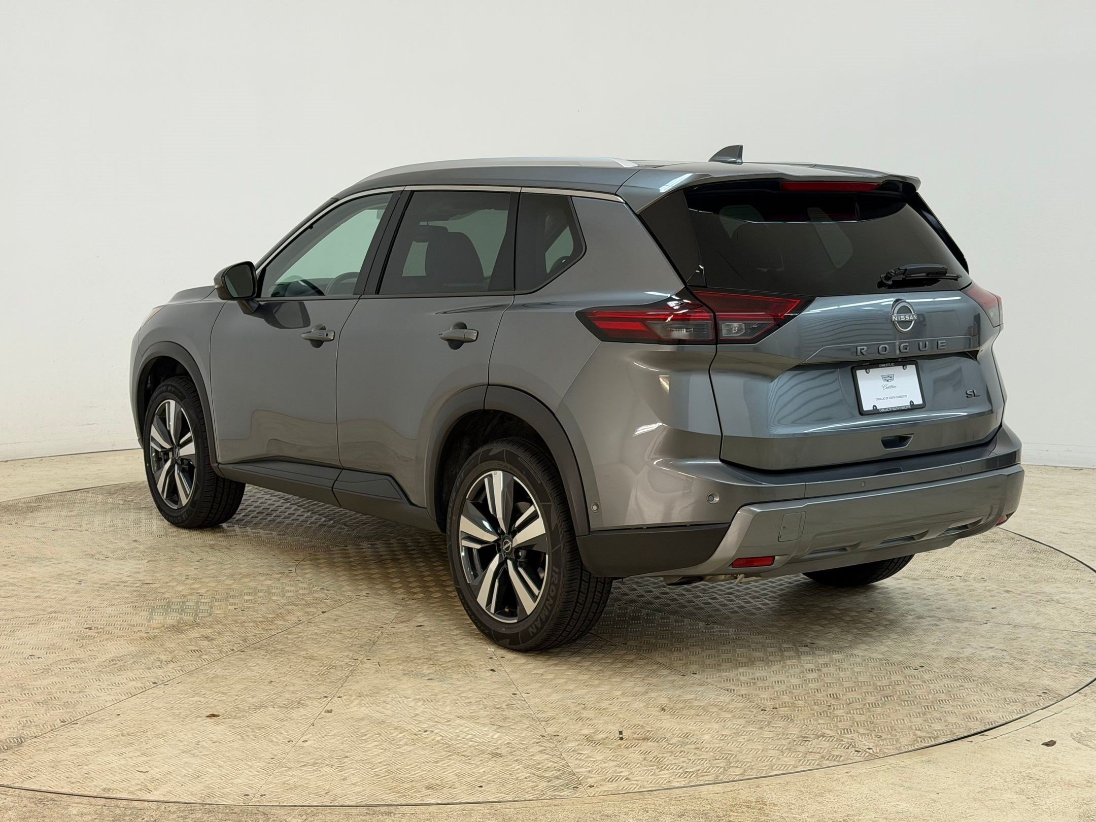 Used 2026 Nissan Rogue SL FWD image 3