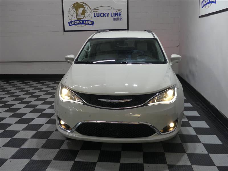 Used 2020 Chrysler Pacifica Touring-L w/ Tire & Wheel Group FWD image 3