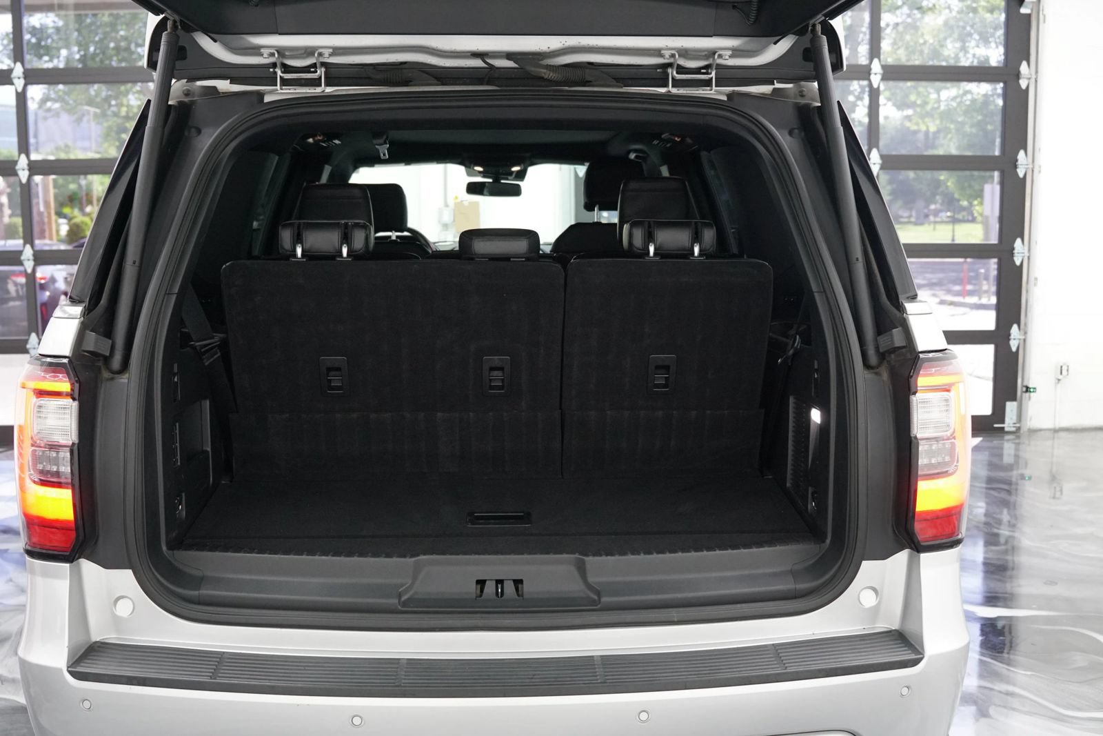 Used 2019 Ford Expedition Limited w/ Equipment Group 302A AWD/4WD image 12