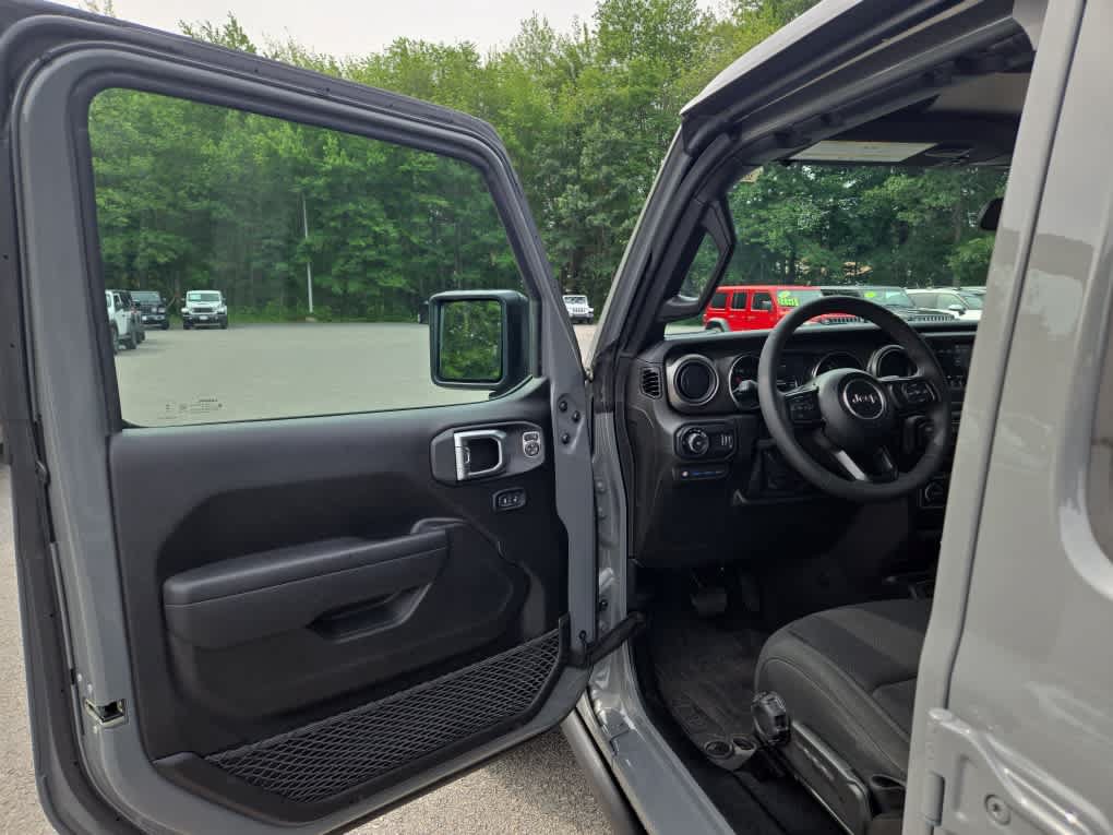 Used 2023 Jeep Wrangler Unlimited w/ Convenience Group AWD/4WD image 17