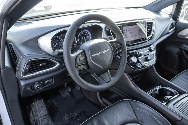 Used 2025 Chrysler Pacifica Limited image 9