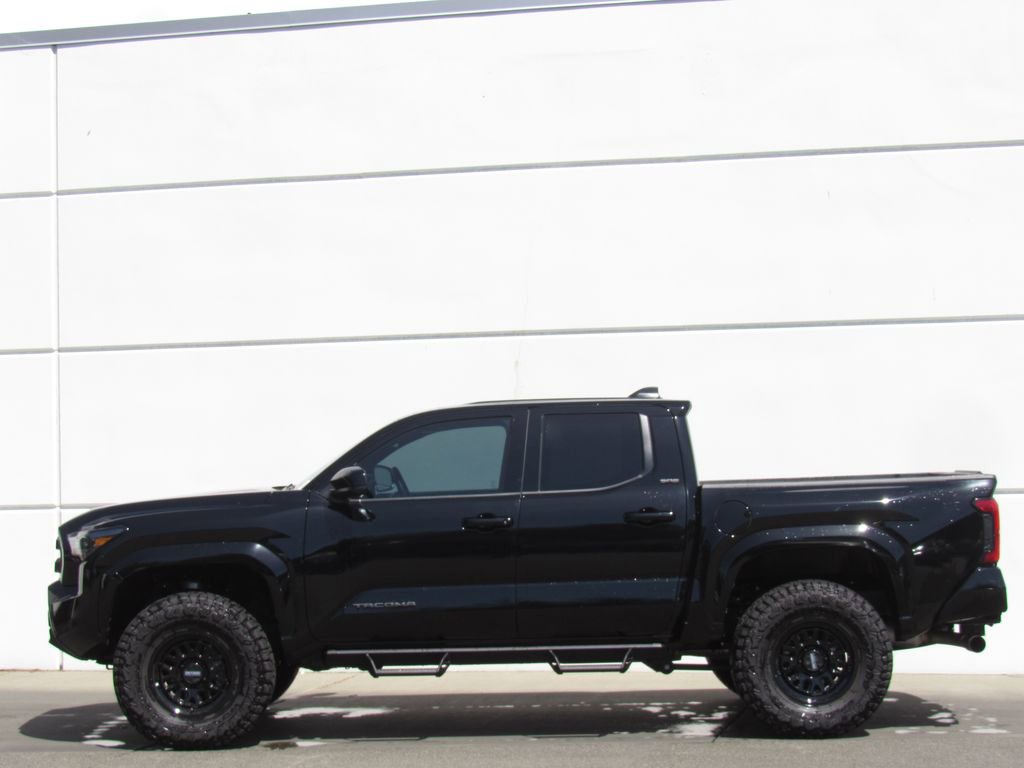Used 2025 Toyota Tacoma SR5 AWD/4WD image 4