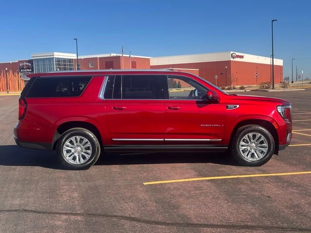 Used 2024 GMC Yukon XL Denali w/ Advanced Technology Package image 2