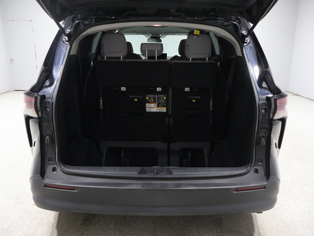 Used 2025 Toyota Sienna LE FWD image 18
