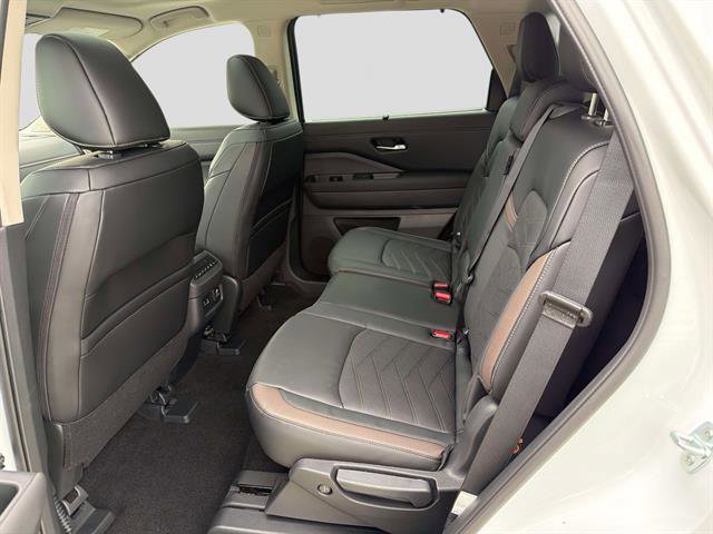New 2025 Nissan Pathfinder Platinum w/ Black Appearance Package image 5