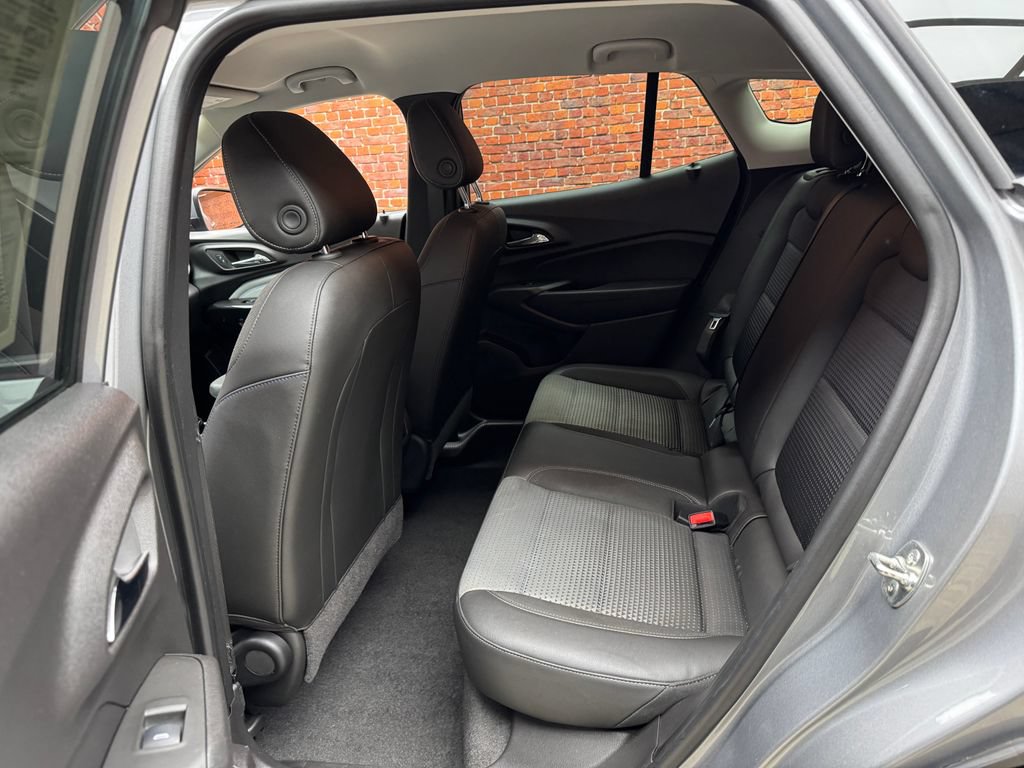 Used 2025 Chevrolet Trax LT w/ Driver Confidence Package FWD image 21