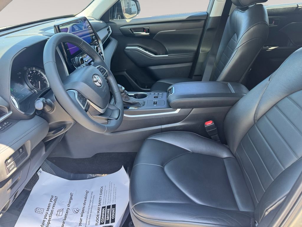 Used 2023 Toyota Highlander XLE FWD image 9
