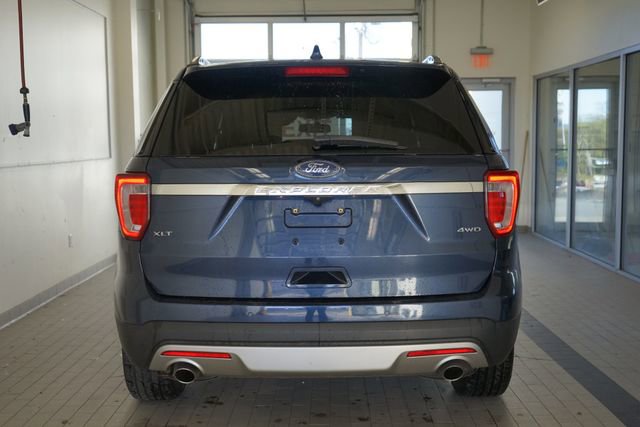 Used 2017 Ford Explorer XLT w/ Equipment Group 202A AWD/4WD image 12