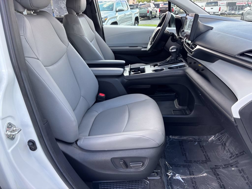 Used 2026 Toyota Sienna XLE FWD image 37