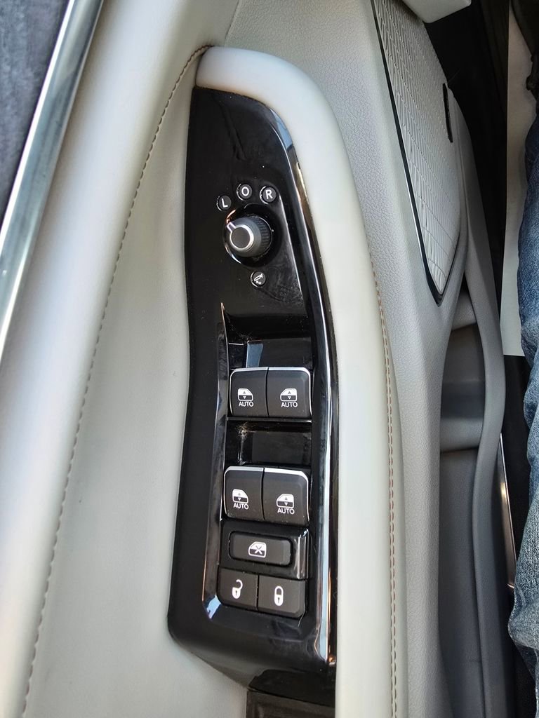 Used 2022 Jeep Grand Cherokee Overland w/ Luxury Tech Group IV image 23