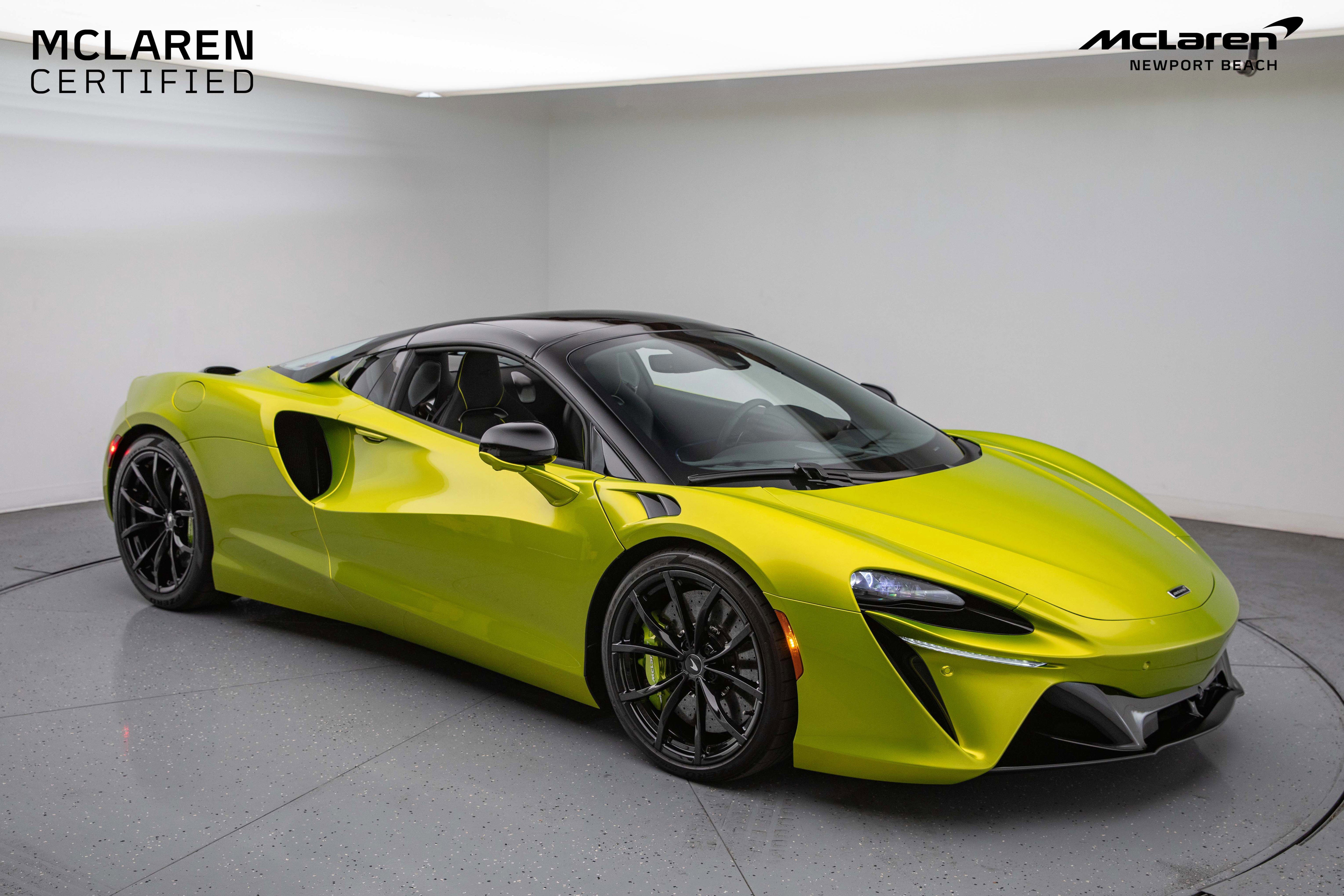 Used 2025 McLaren Artura Spider image 17