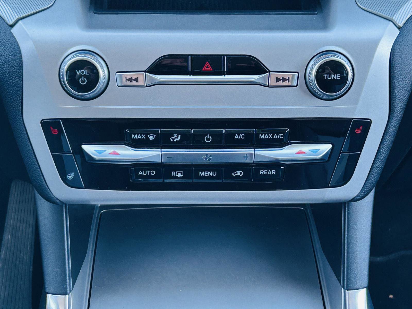 Used 2022 Ford Explorer XLT w/ Equipment Group 202A AWD/4WD image 21