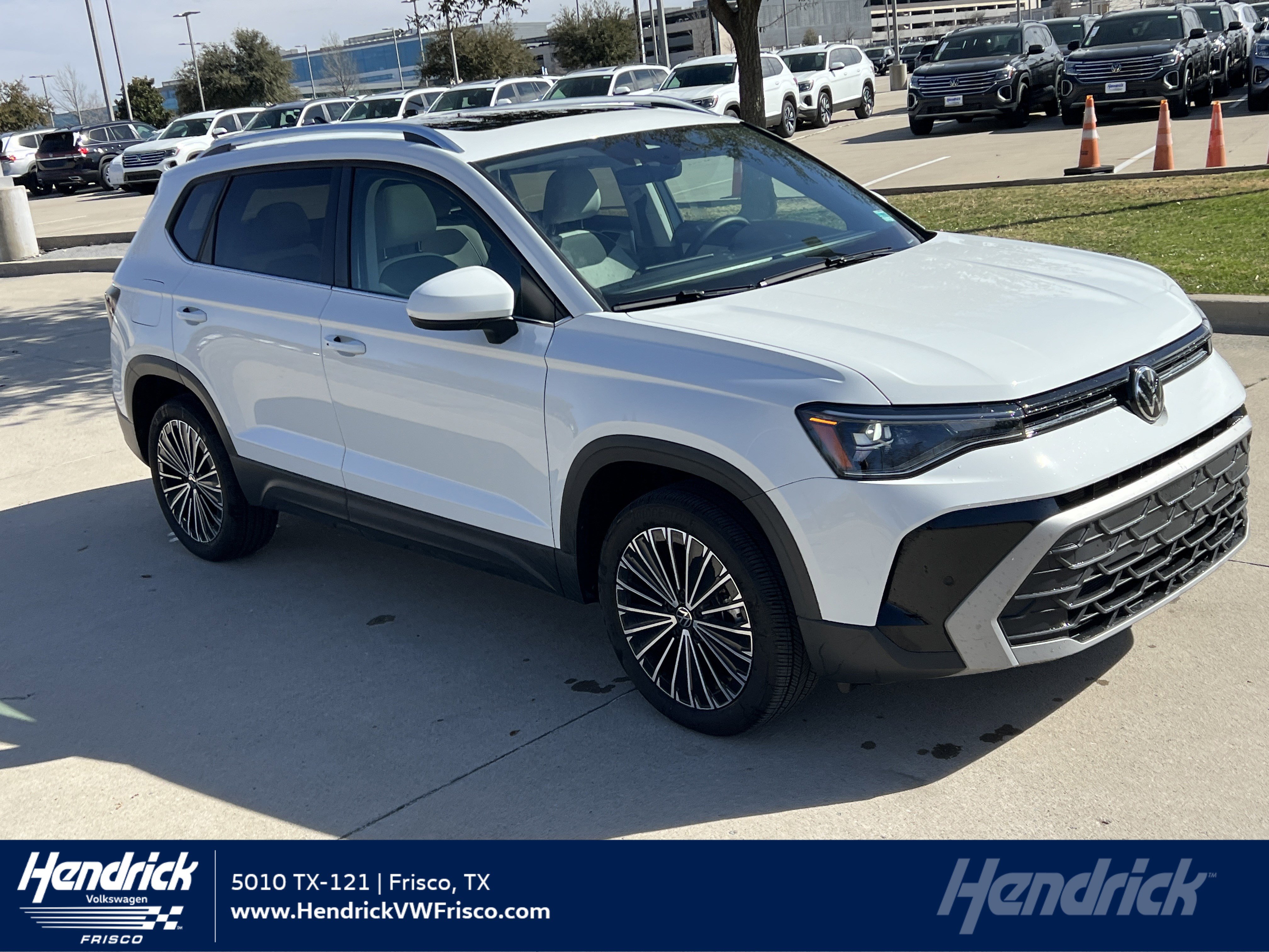 Certified 2025 Volkswagen Taos SE w/ Panoramic Sunroof Package FWD image 1