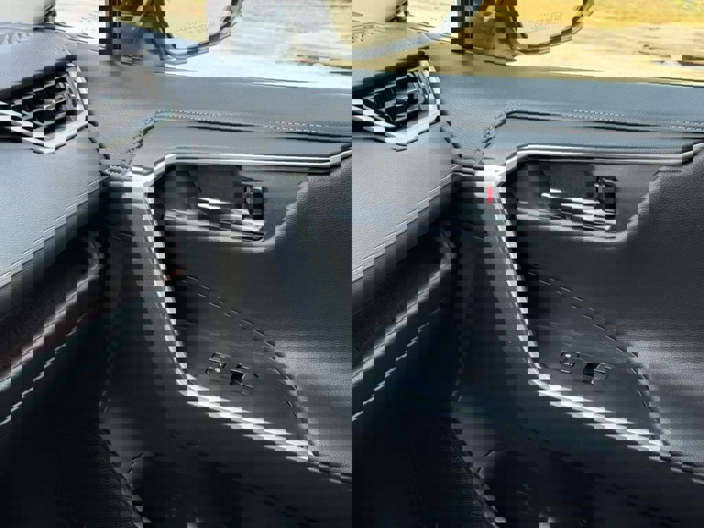 Used 2019 Toyota RAV4 Limited FWD image 39