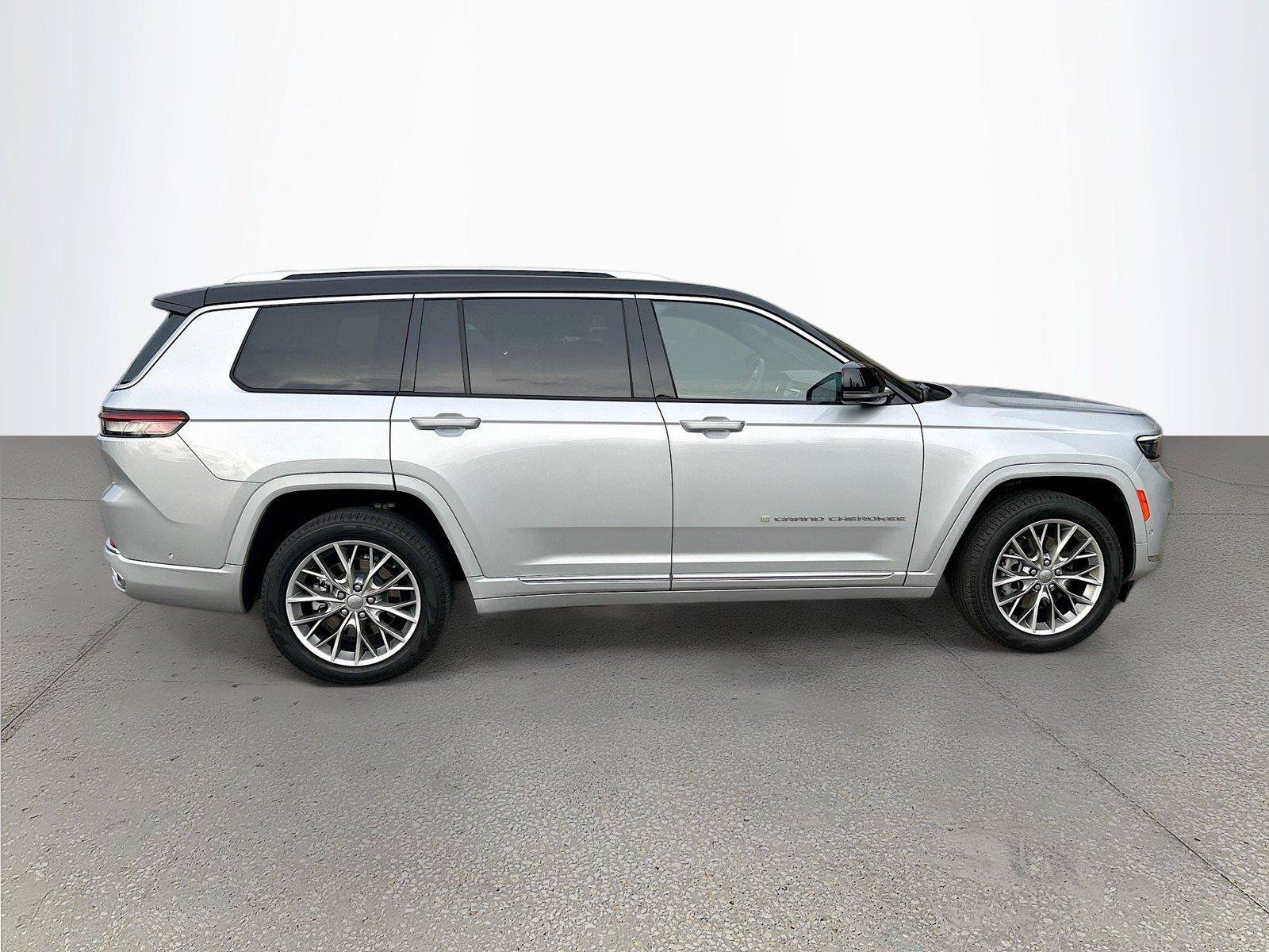 Used 2023 Jeep Grand Cherokee L Summit w/ Advanced Protech Group IV AWD/4WD image 3