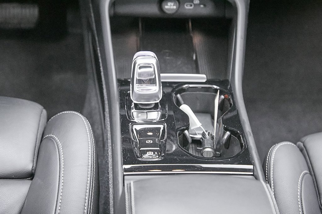 Certified 2024 Volvo XC40 B5 Plus w/ Protection Package Premier image 32