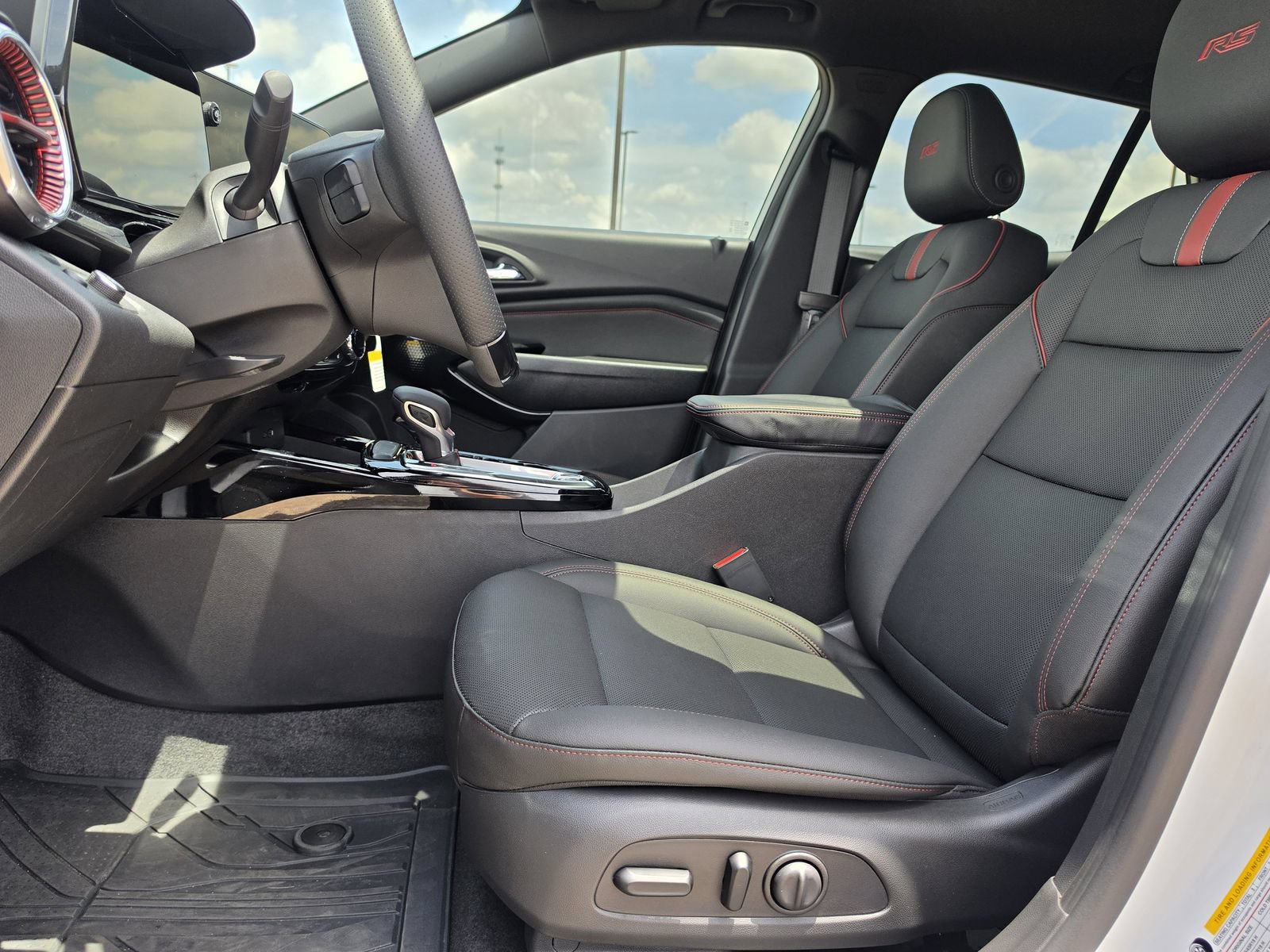 Used 2025 Chevrolet Trax RS w/ Sunroof Package FWD image 14