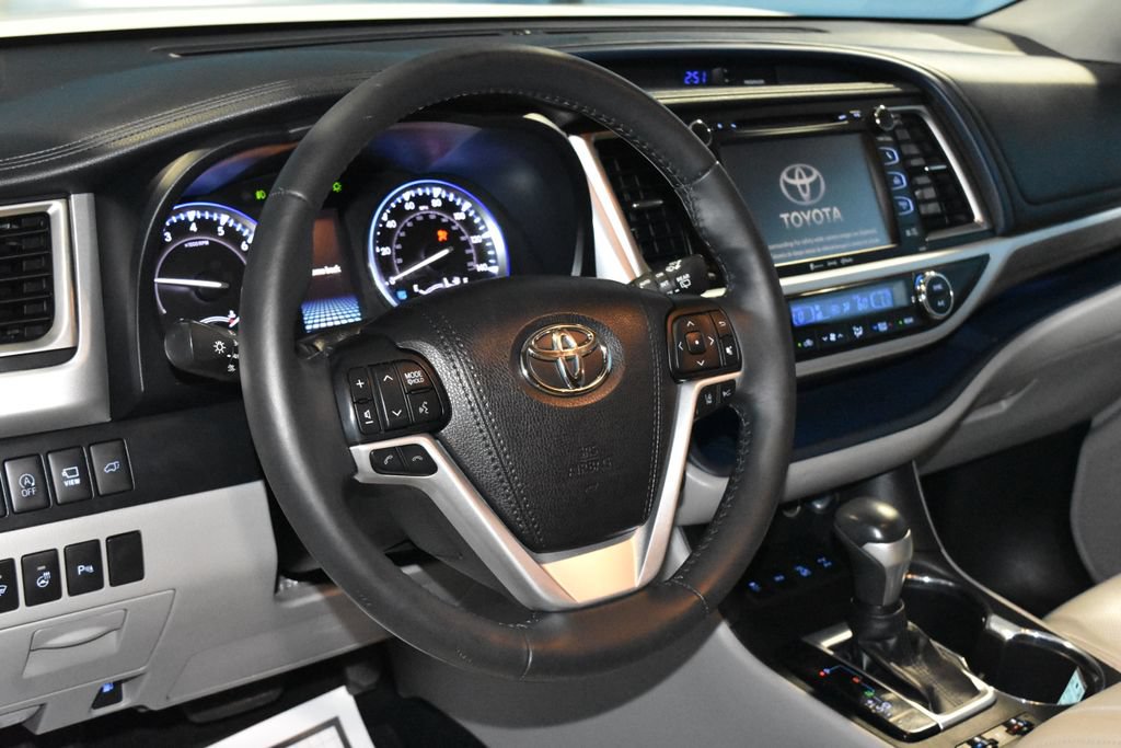 Used 2019 Toyota Highlander Limited Platinum AWD/4WD image 2