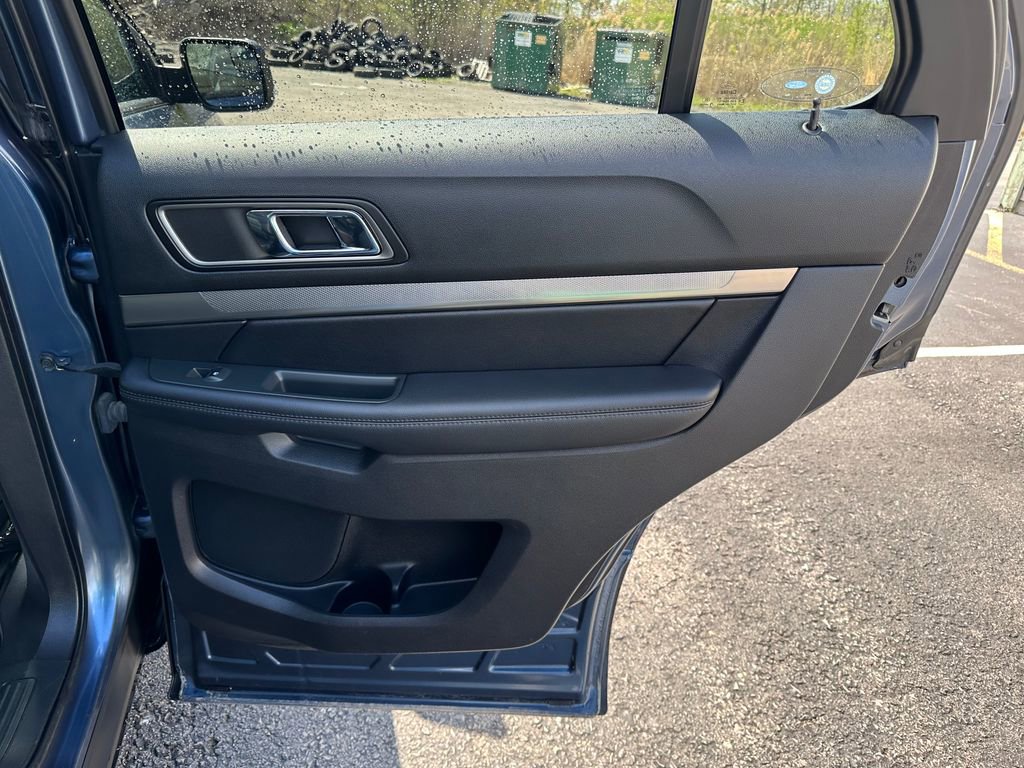 Used 2018 Ford Explorer XLT w/ Equipment Group 202A AWD/4WD image 30