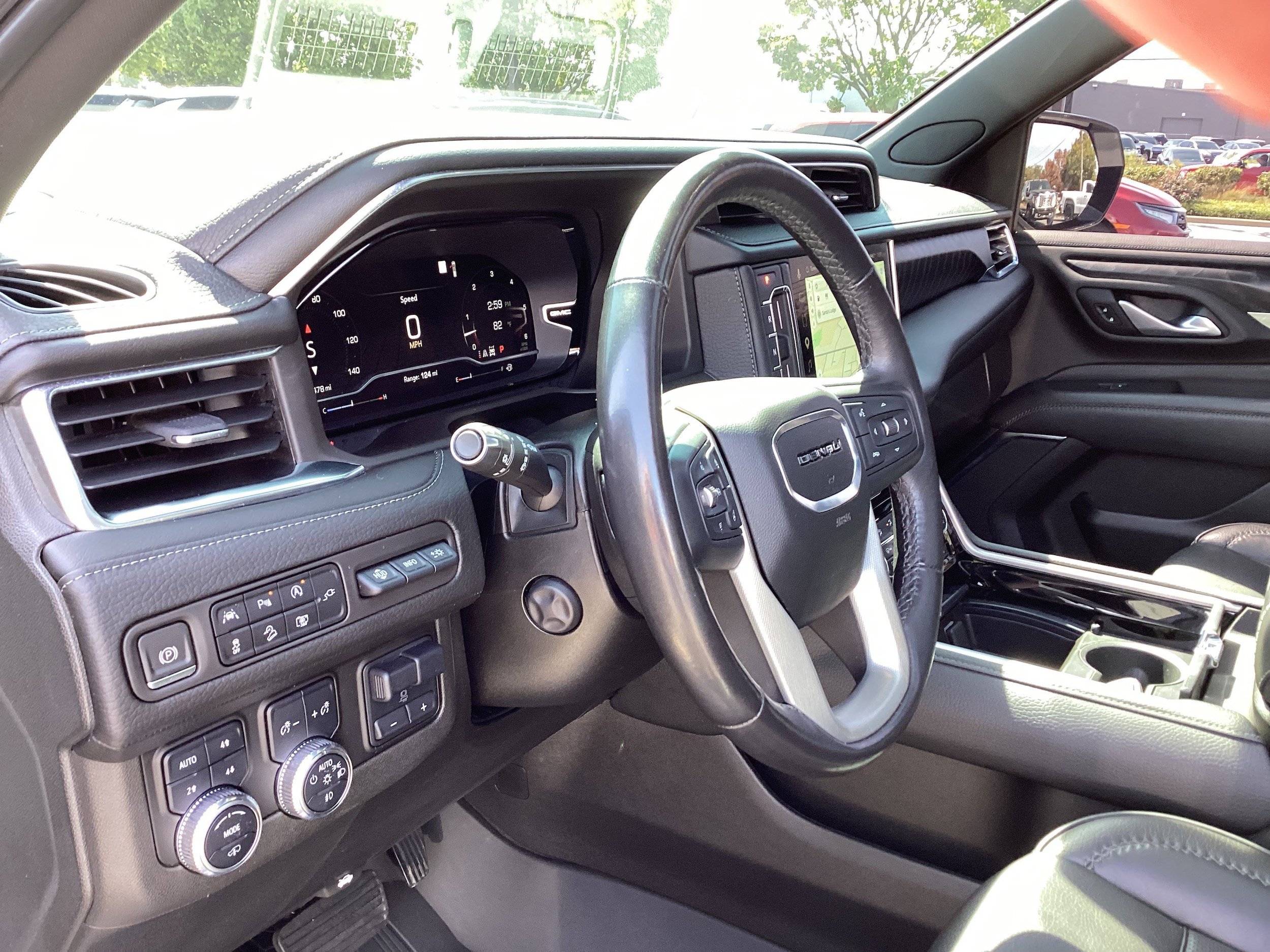 Used 2022 GMC Yukon XL Denali w/ Denali Premium Package AWD/4WD image 11
