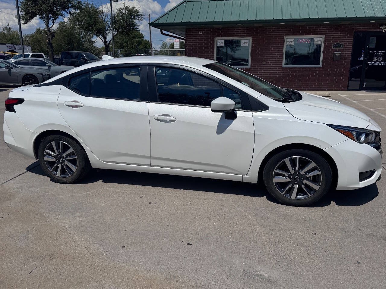 Used 2023 Nissan Versa SV FWD image 5