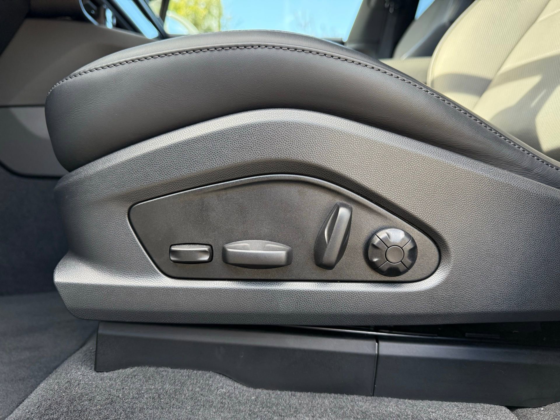 Used 2025 Porsche Macan 4 Electric image 26