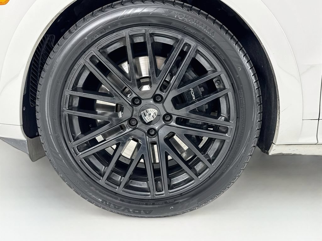 Certified 2025 Porsche Cayenne GTS AWD/4WD image 33