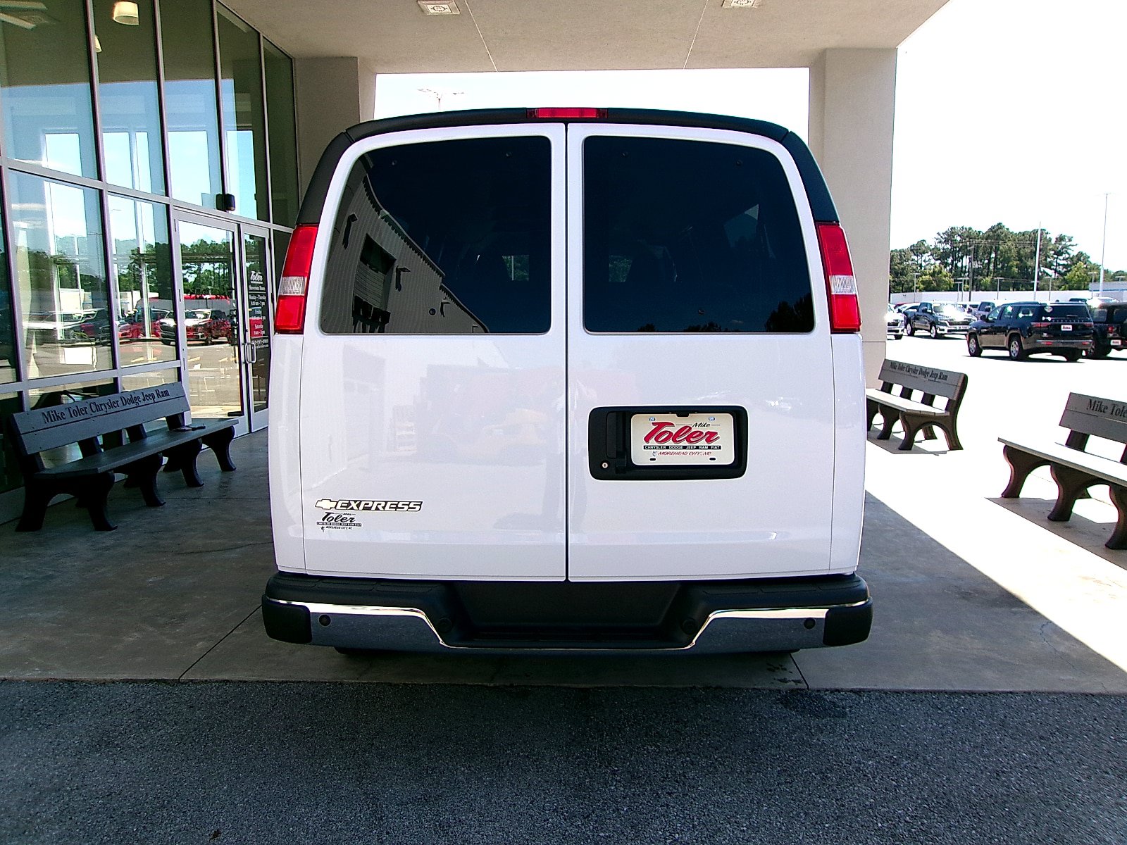 Used 2024 Chevrolet Express 3500 LT w/ LT Preferred Equipment Group RWD image 23