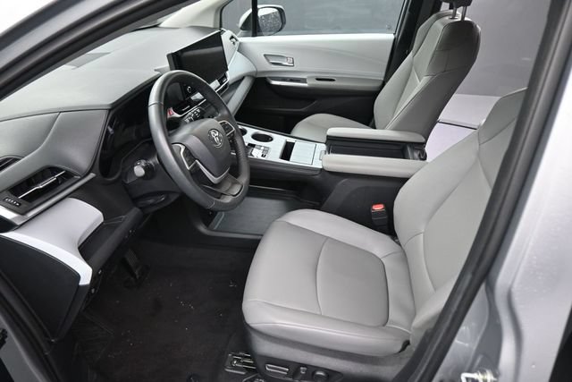 Used 2025 Toyota Sienna XLE FWD image 20
