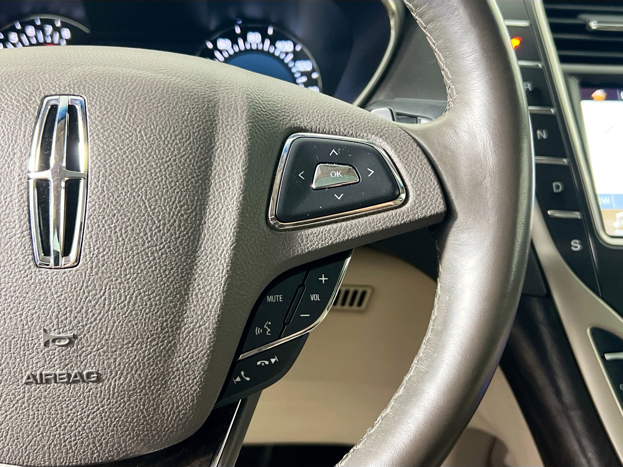 Used 2018 Lincoln MKX Reserve w/ Driver Assistance Package image 19