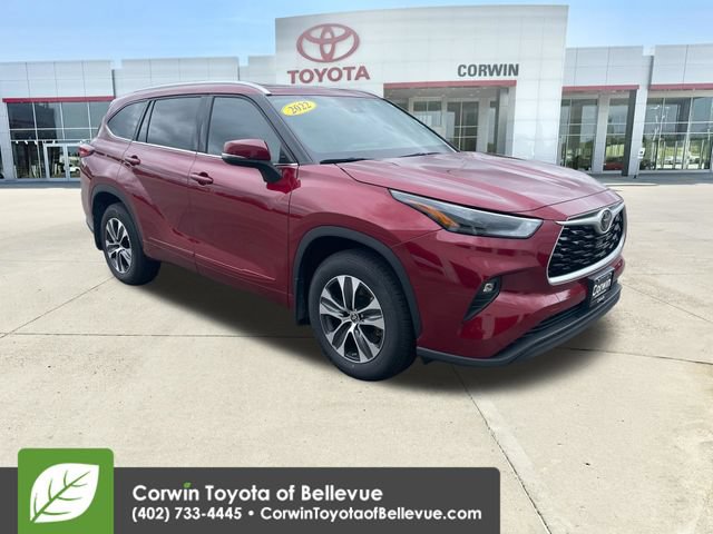 Used 2022 Toyota Highlander XLE AWD/4WD image 1