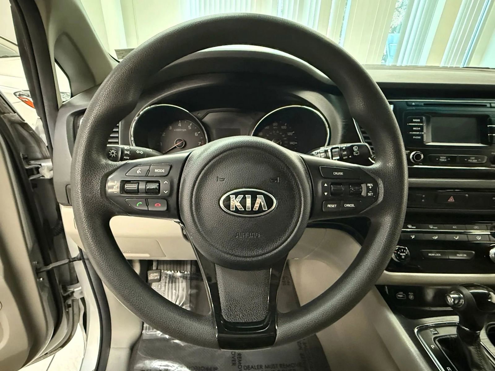 Used 2017 Kia Sedona LX image 27