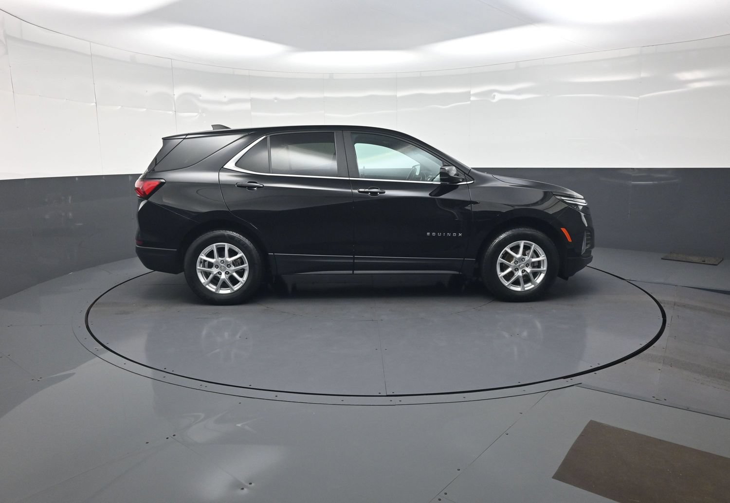 Used 2024 Chevrolet Equinox LT AWD/4WD image 2