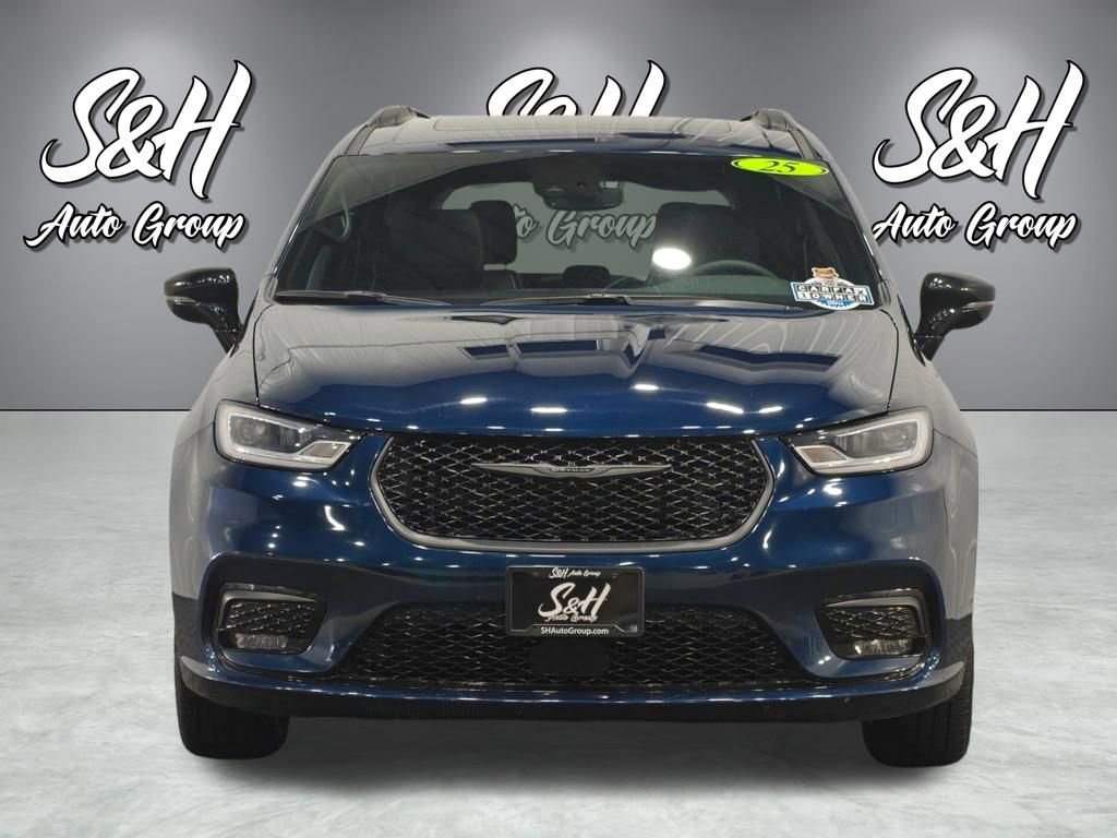 Used 2025 Chrysler Pacifica Limited image 17