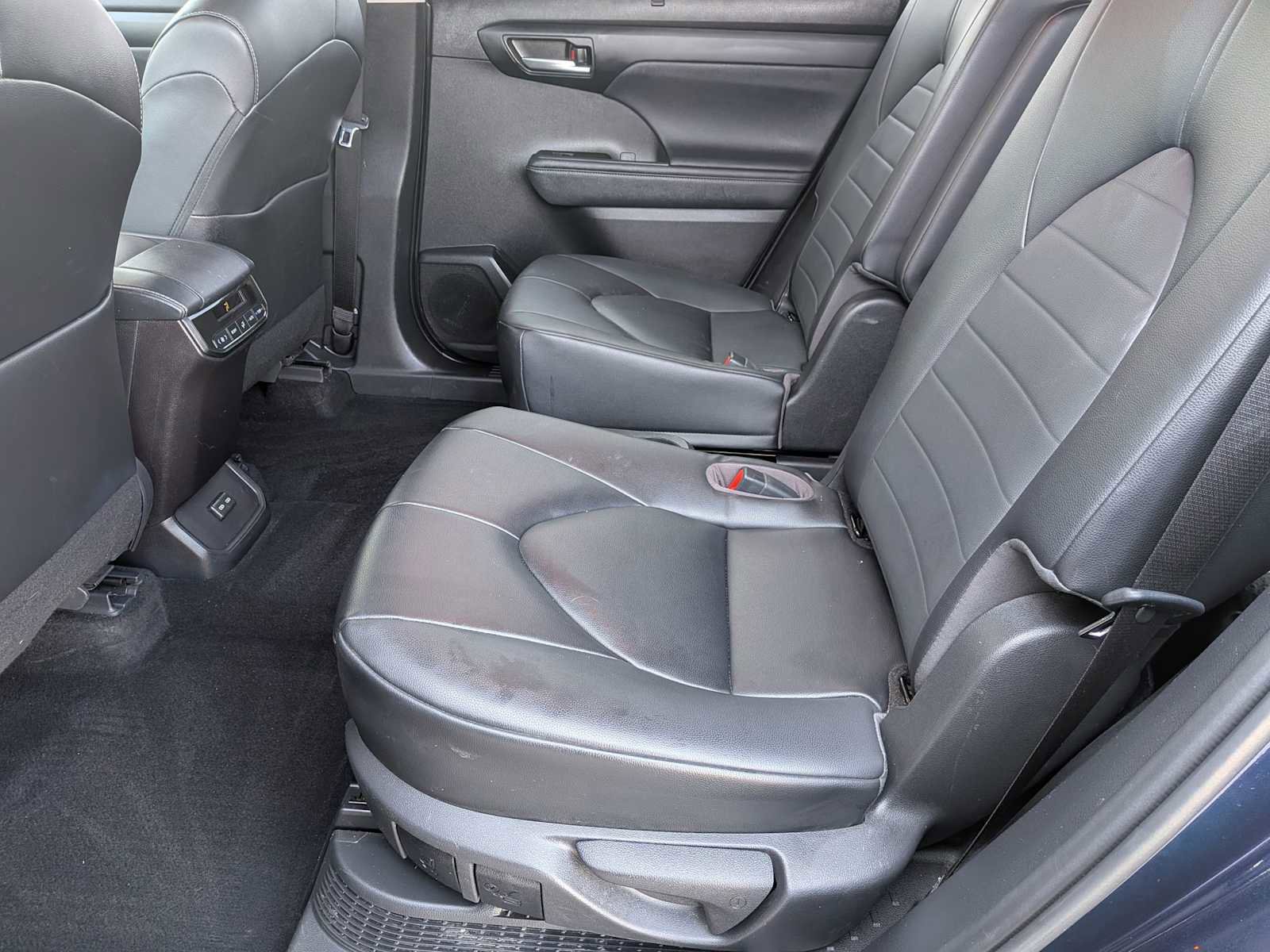 Used 2023 Toyota Highlander XLE AWD/4WD image 19