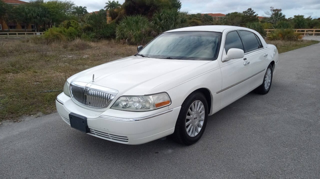 Used 2003 Lincoln Town Car Executive RWD image 2
