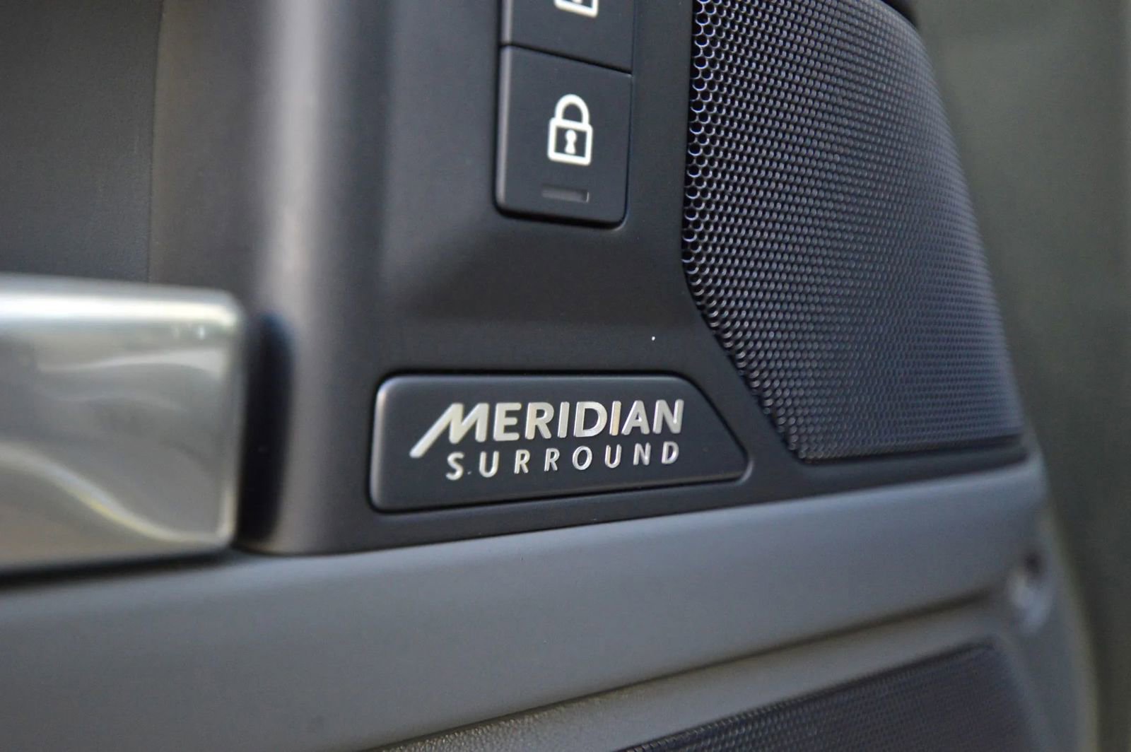 Used 2025 Land Rover Defender 110 X-Dynamic SE image 25