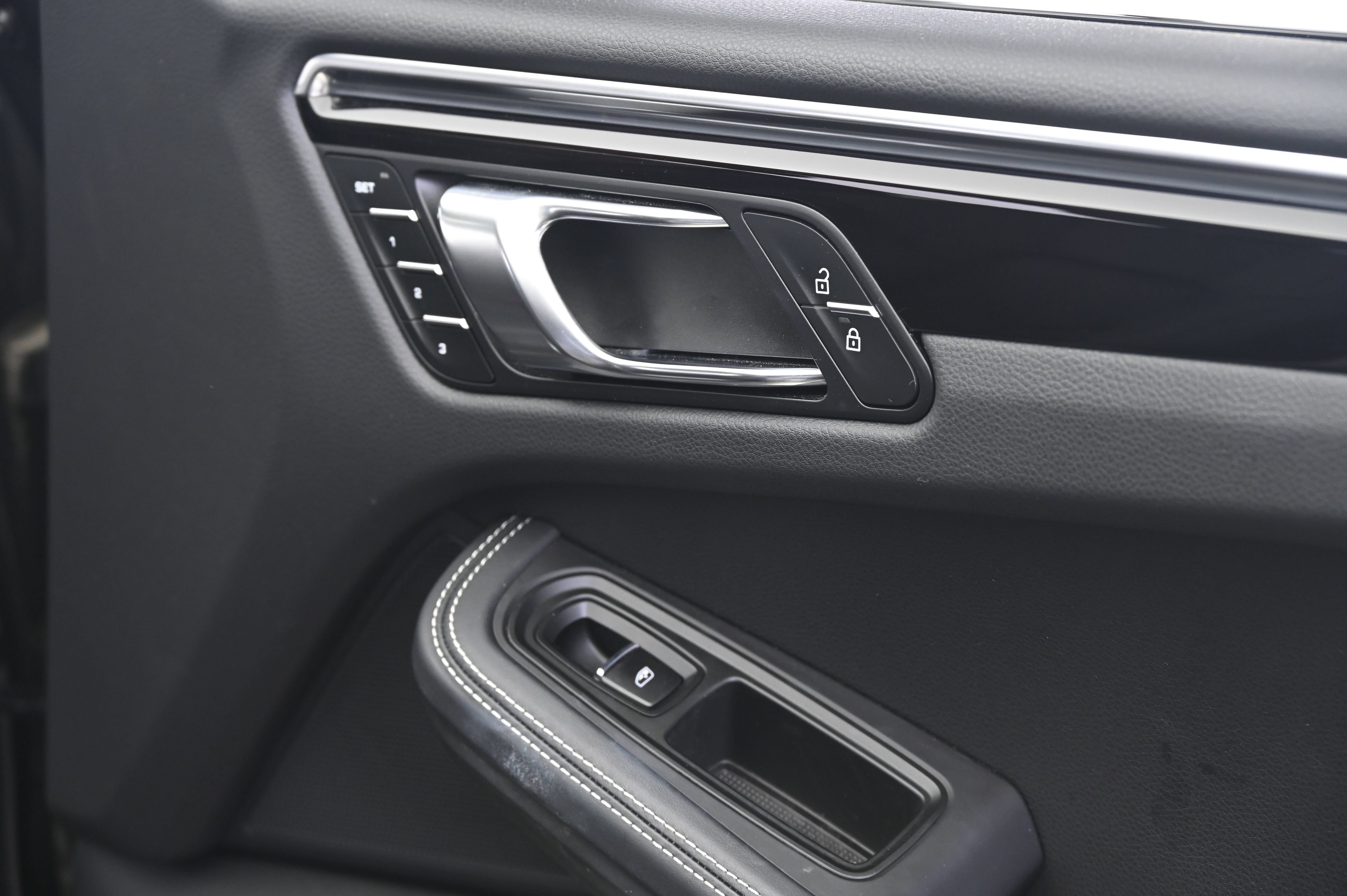 Certified 2023 Porsche Macan Turbo AWD/4WD image 21