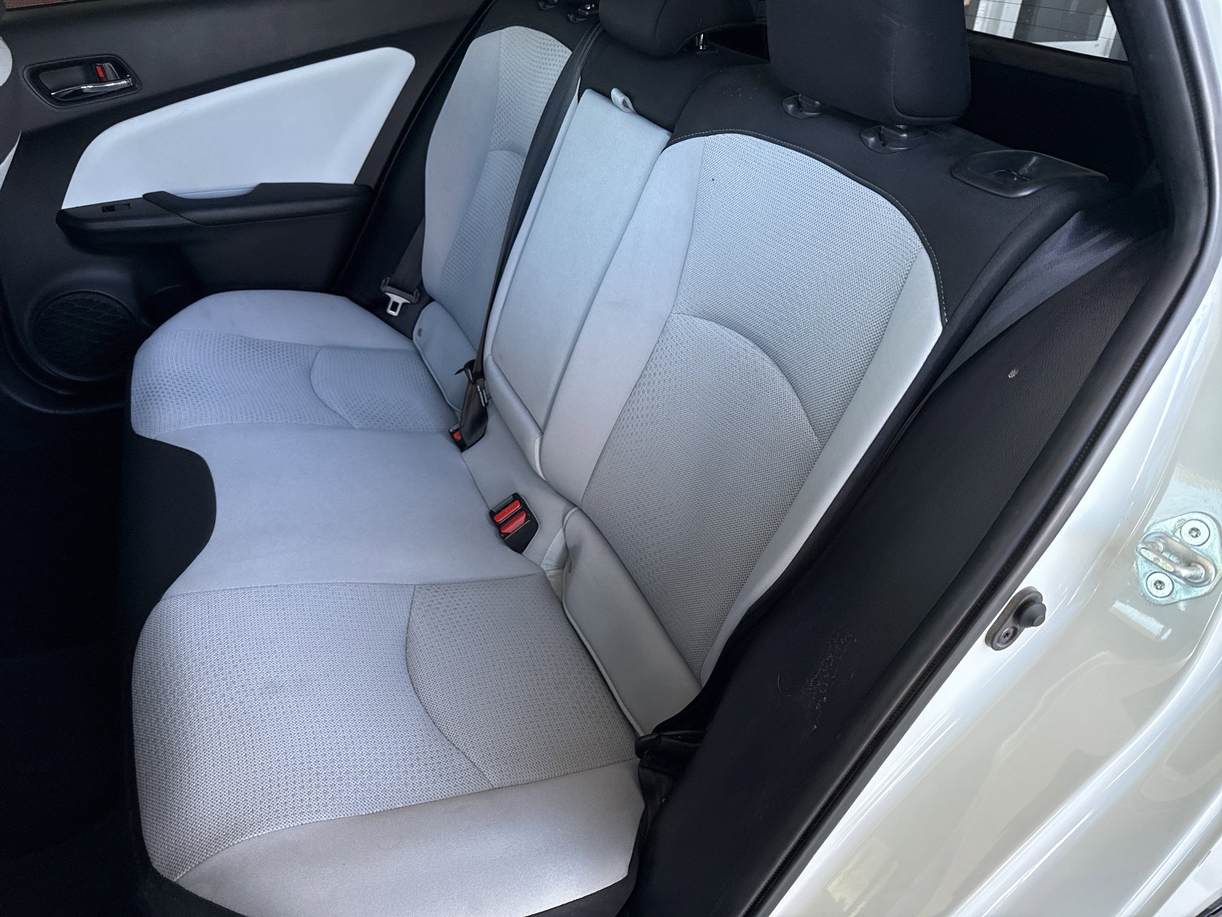 Used 2020 Toyota Prius LE w/ Carpet Mat Package image 10