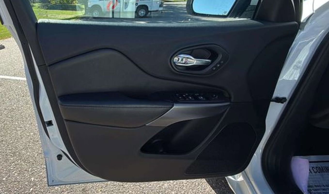 Used 2019 Jeep Cherokee Overland w/ Technology Group image 18