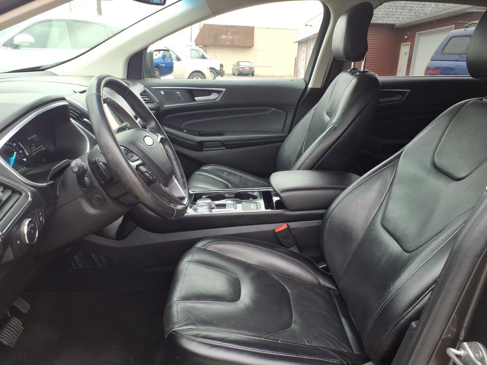 Used 2019 Ford Edge Titanium image 2