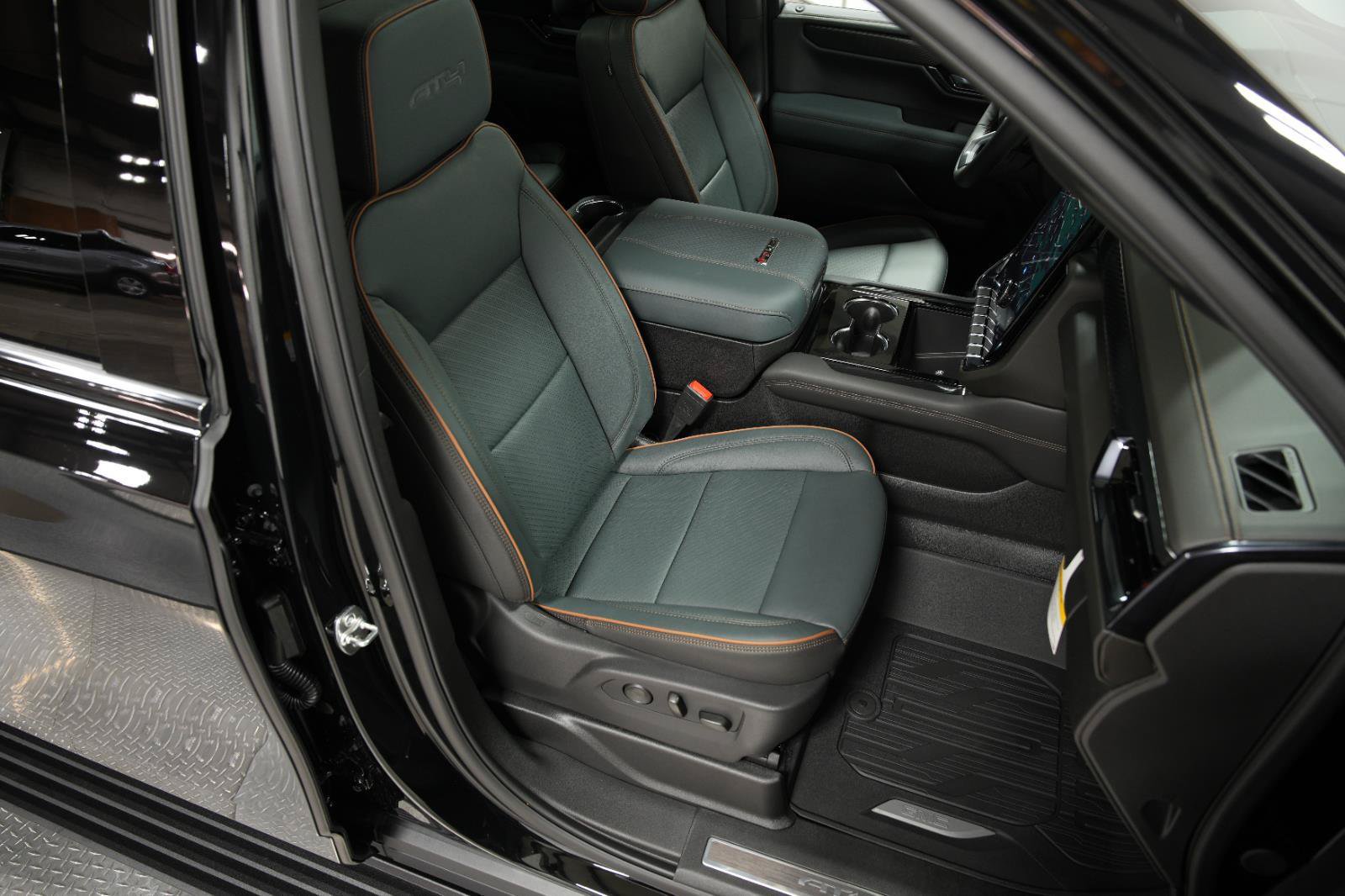 New 2026 GMC Yukon XL AT4 w/ AT4 Premium Plus Package AWD/4WD image 21