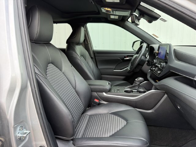 Used 2024 Toyota Highlander XSE FWD image 32
