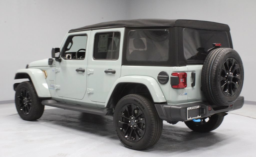 Used 2024 Jeep Wrangler Unlimited Sahara w/ Technology Group AWD/4WD image 9