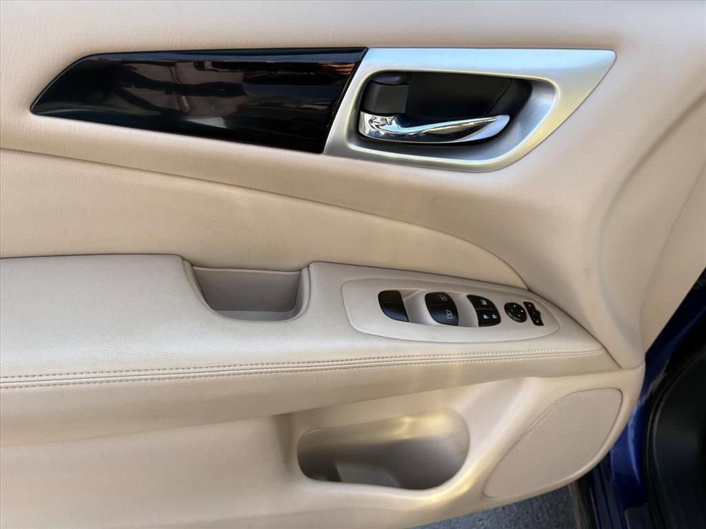 Used 2020 Nissan Pathfinder SV image 20