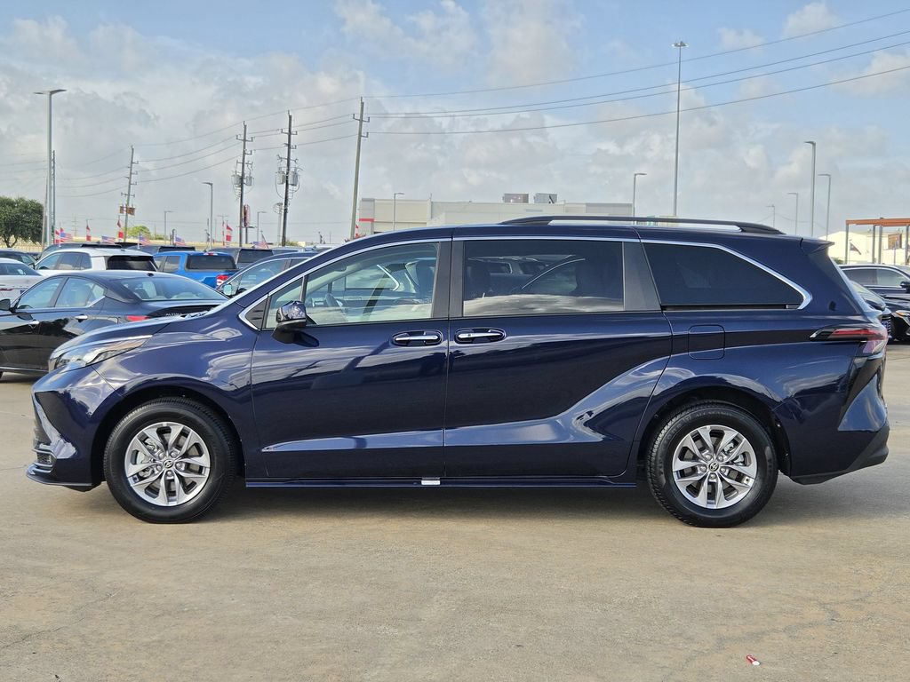 Used 2026 Toyota Sienna XLE FWD image 6