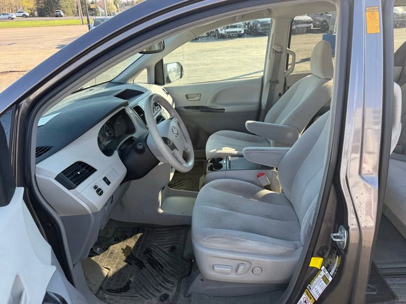 Used 2013 Toyota Sienna LE w/ Towing Pkg image 8