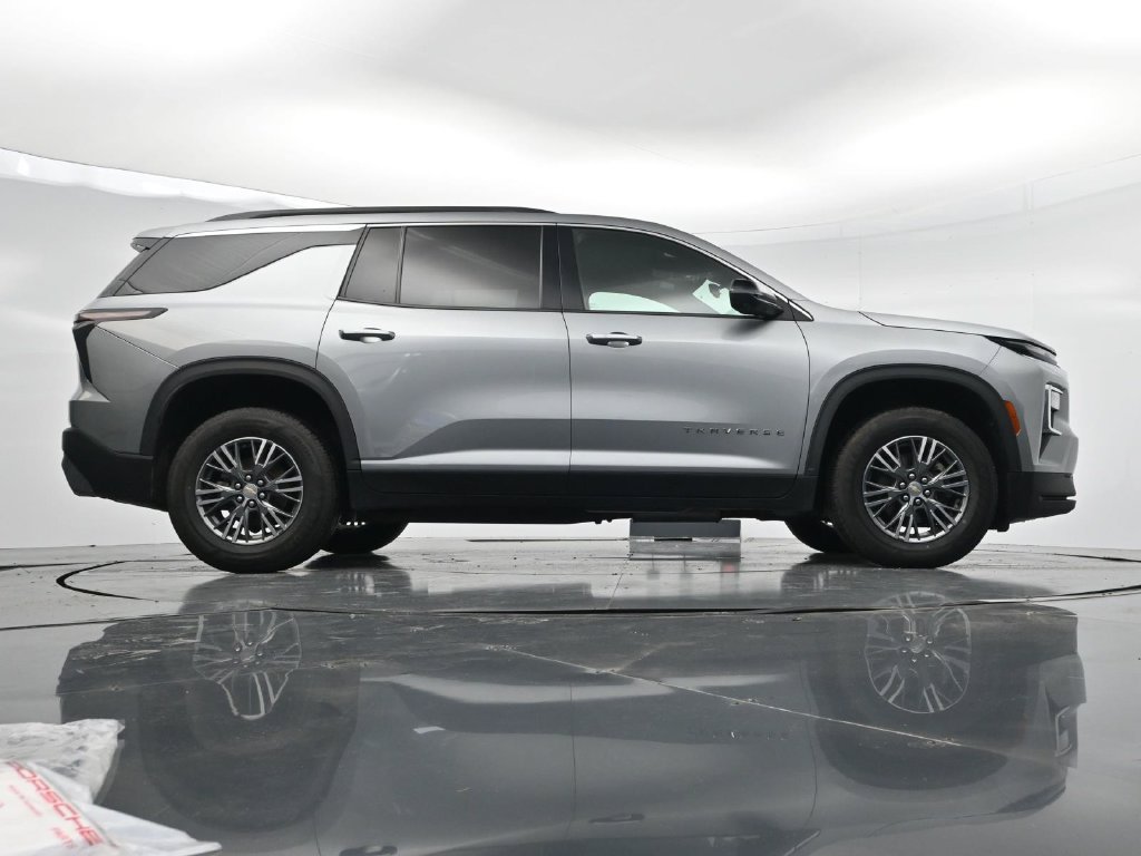 Used 2024 Chevrolet Traverse LT FWD image 33